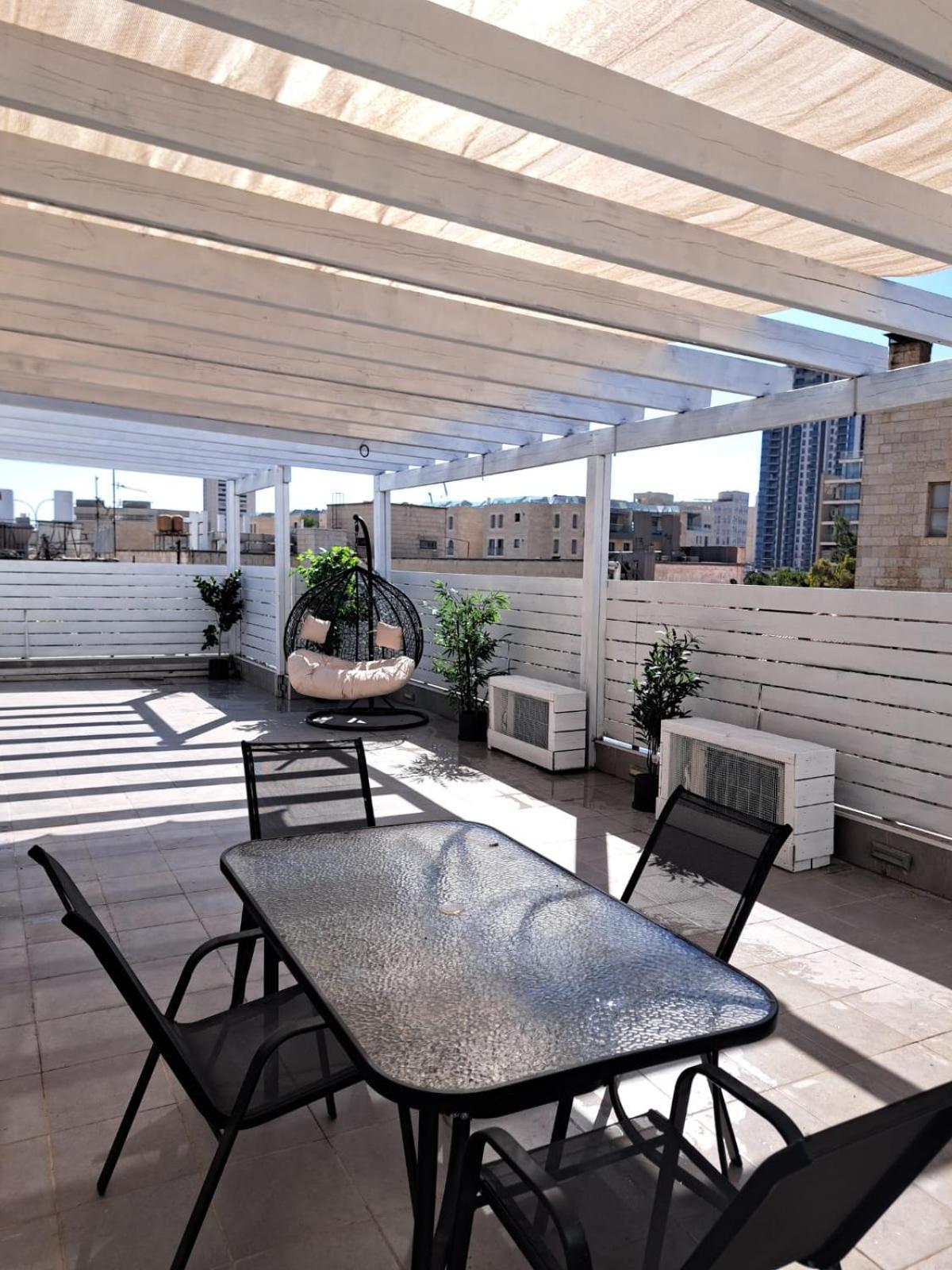 Authentic One Bedroom Apartment In City Center Yerusalem Bagian luar foto