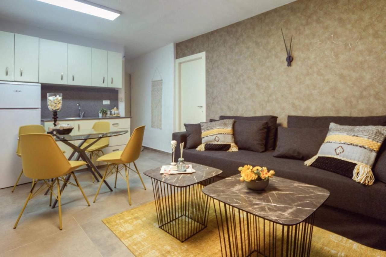 Authentic One Bedroom Apartment In City Center Yerusalem Bagian luar foto
