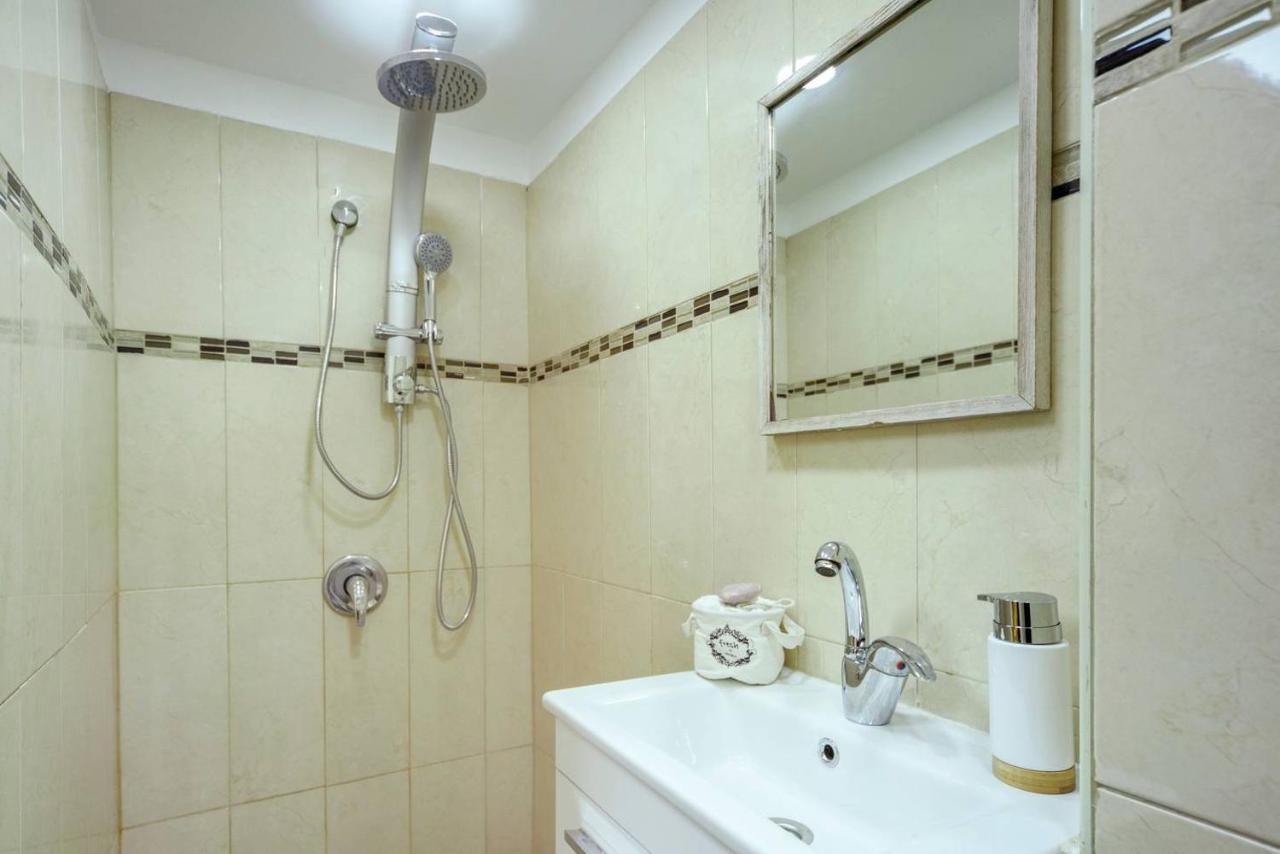 Authentic One Bedroom Apartment In City Center Yerusalem Bagian luar foto