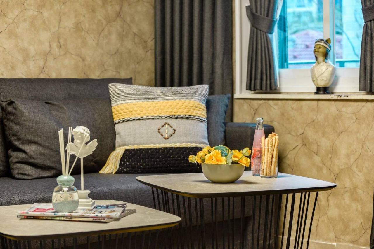 Authentic One Bedroom Apartment In City Center Yerusalem Bagian luar foto